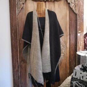 MANTELLA SHANI TINTA UNITA NERA E BEIGE